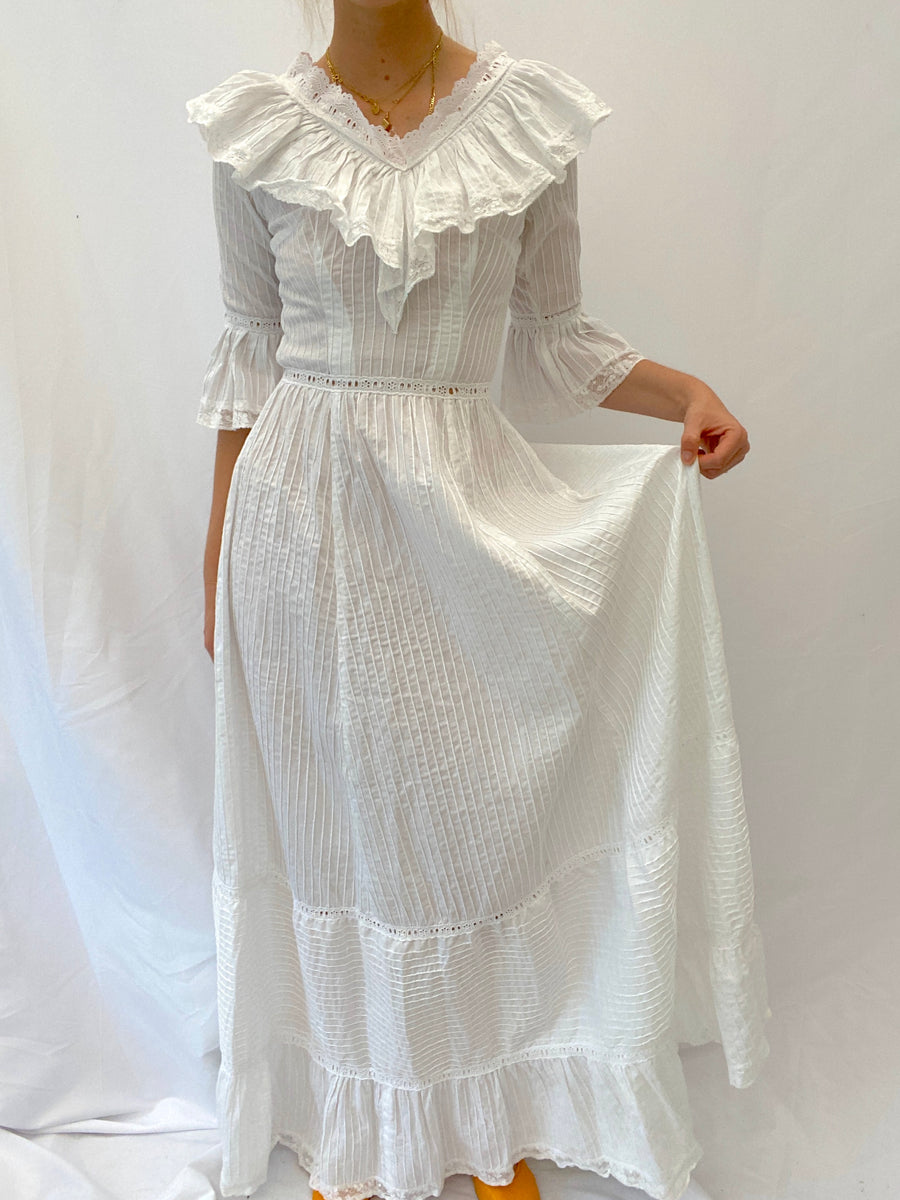 white vintage dress 1970's Cotton Mexican Wedding with Large Ruffle – Eveliina Elegant for parties or MIDI MAXI DRESS Glamorous Sequin Sleeveless Dress Size:QUEEN
