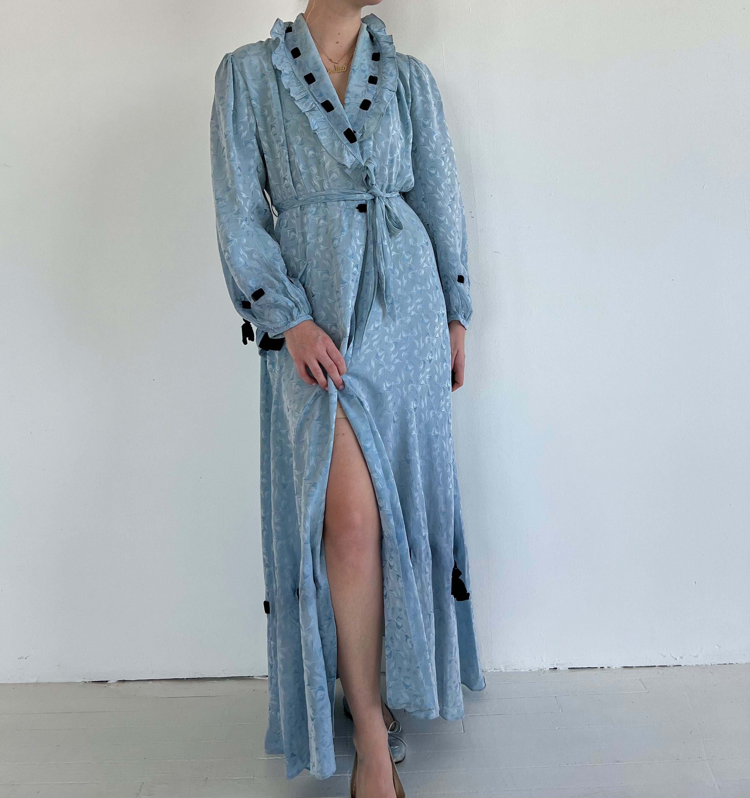 1930's Bow Embossed Blue Silk Robe Eveliina Vintage 1930's Bow Embossed Blue Silk Robe Eveliina Vintage