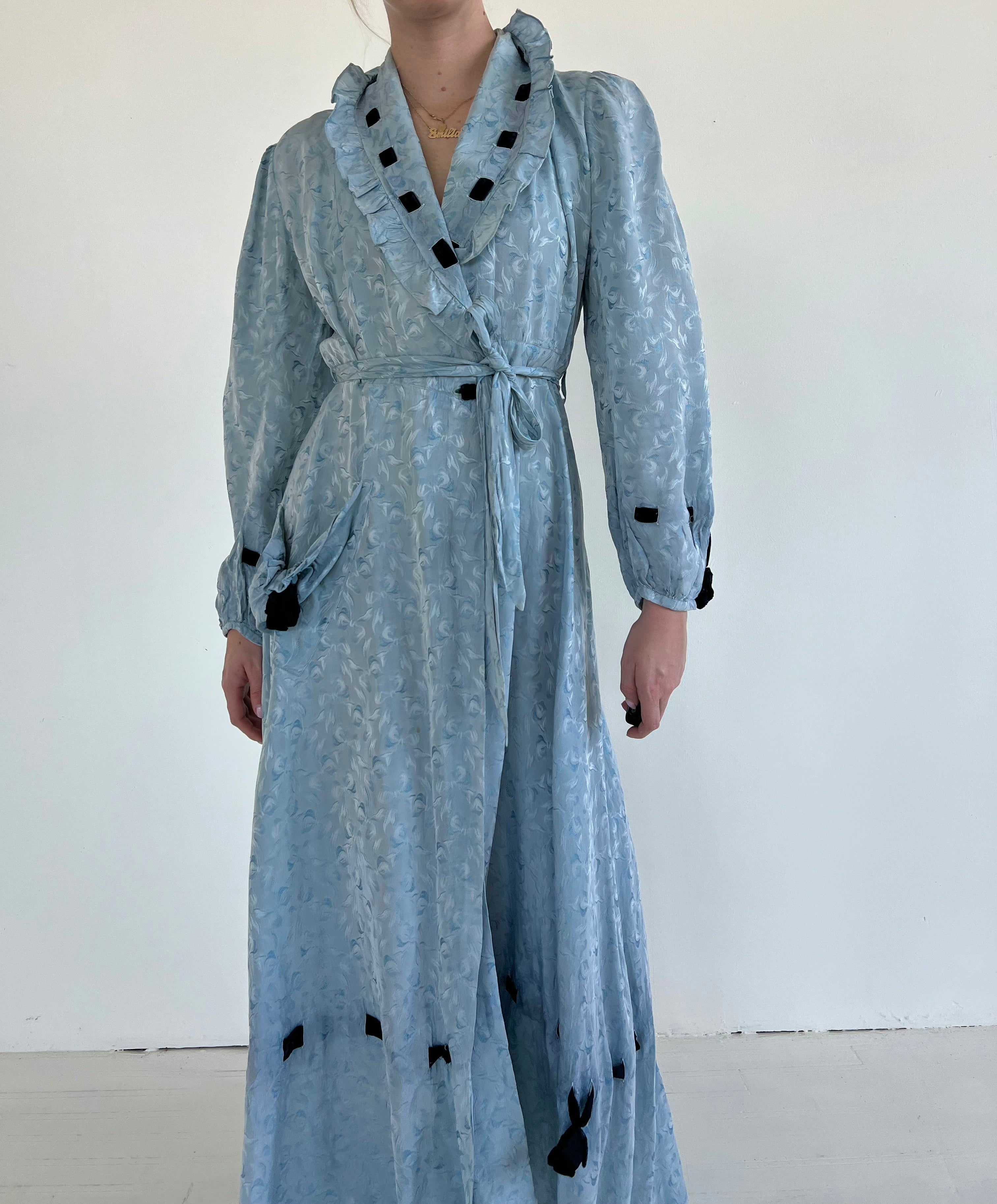 1930's Bow Embossed Blue Silk Robe – Eveliina Vintage 1930's Bow Embossed Blue Silk Robe – Eveliina Vintage