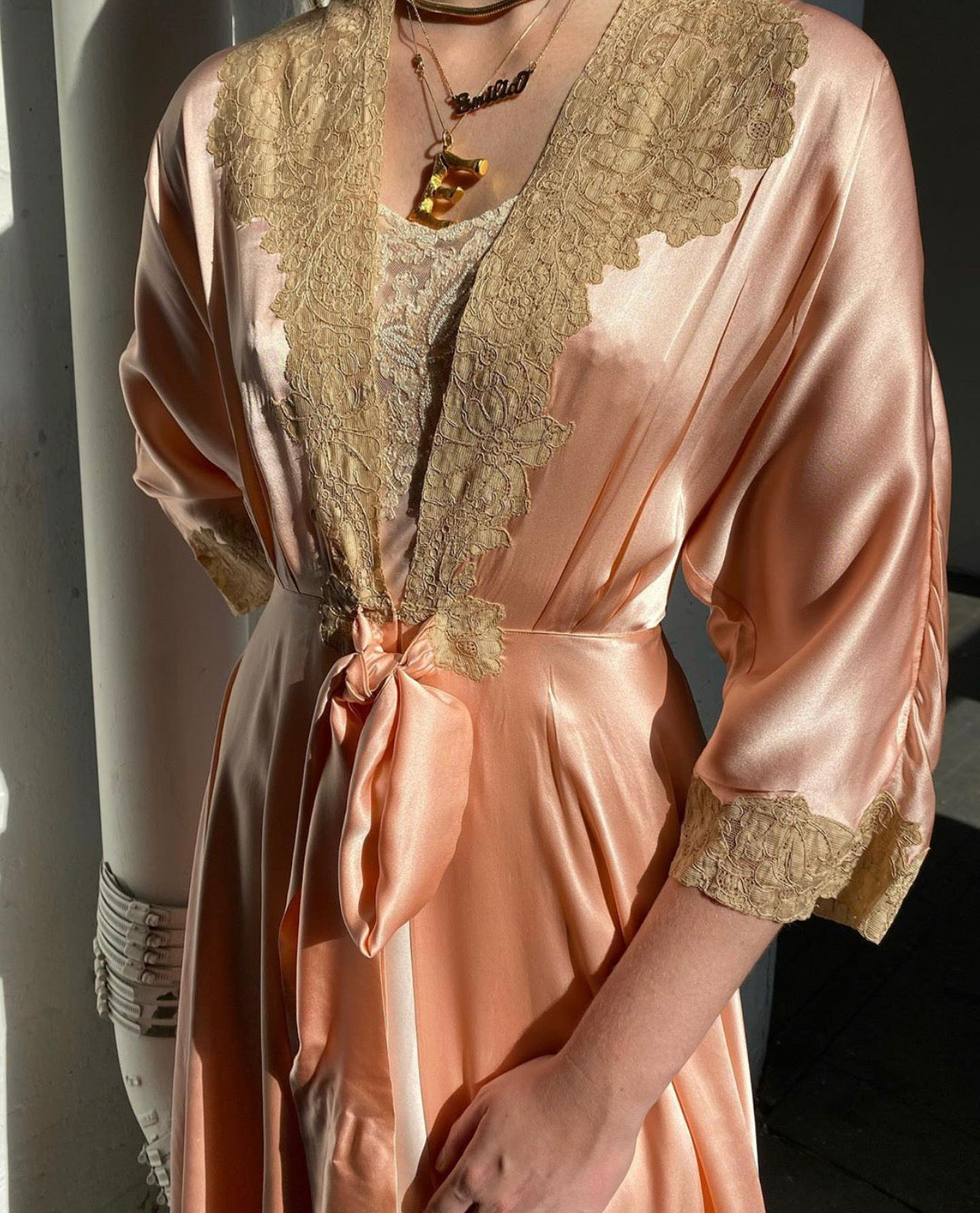 Peach Pink Silk Robe with Lace – Eveliina Vintage Peach Pink Silk Robe with Lace – Eveliina Vintage