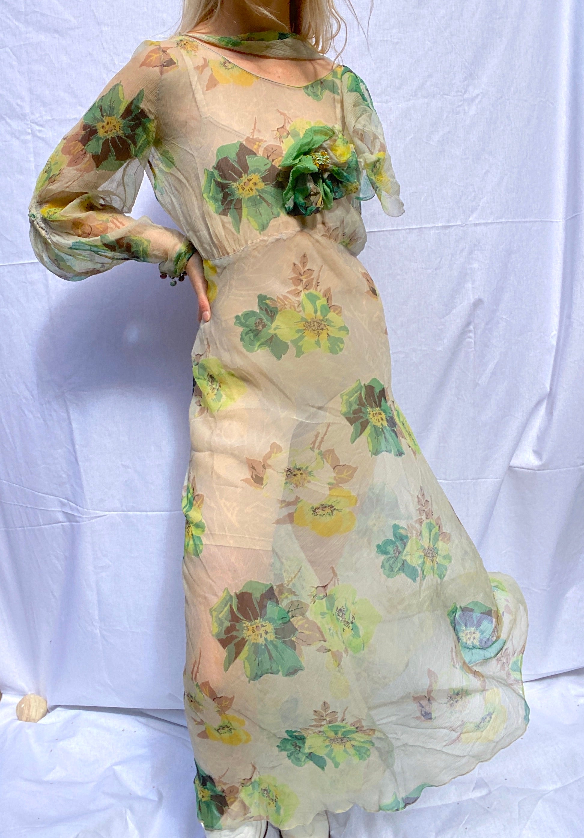 Vibrant Green Floral Print Silk Chiffon Long Sleeve Dress Eveliina Vintage Vibrant Green Floral Print Silk Chiffon Long Sleeve Dress Eveliina Vintage