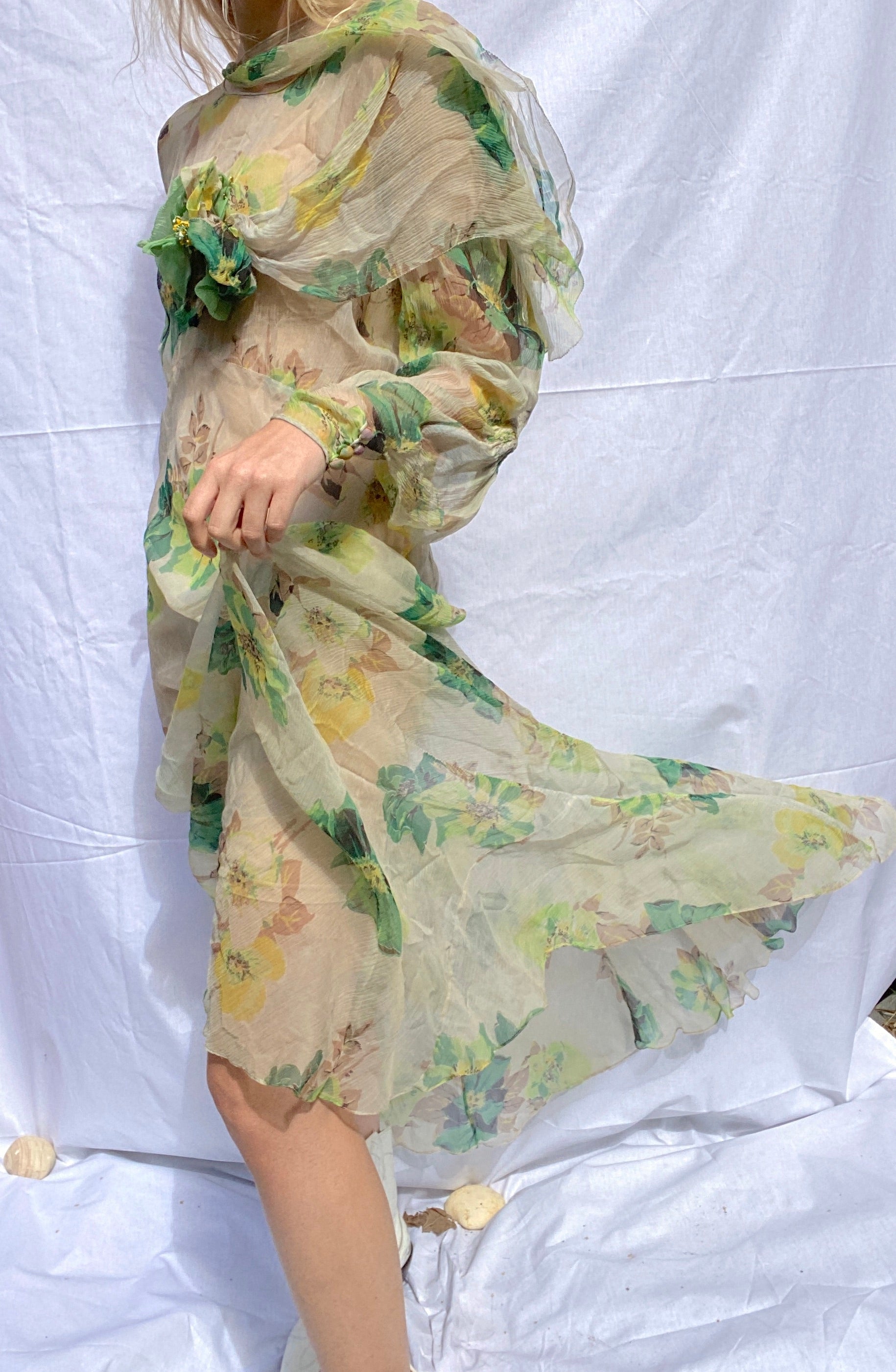 Vibrant Green Floral Print Silk Chiffon Long Sleeve Dress Eveliina Vintage Vibrant Green Floral Print Silk Chiffon Long Sleeve Dress Eveliina Vintage