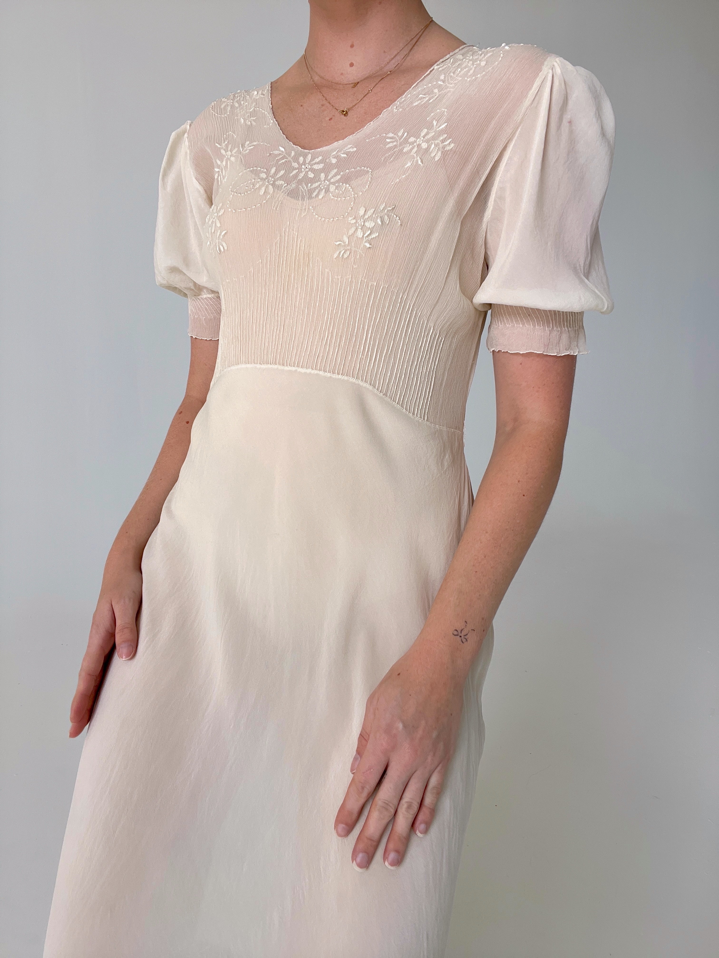 1930's Pale Dove Grey Silk Chiffon Puff Sleeve Dress Eveliina Vintage 1930's Pale Dove Grey Silk Chiffon Puff Sleeve Dress Eveliina Vintage