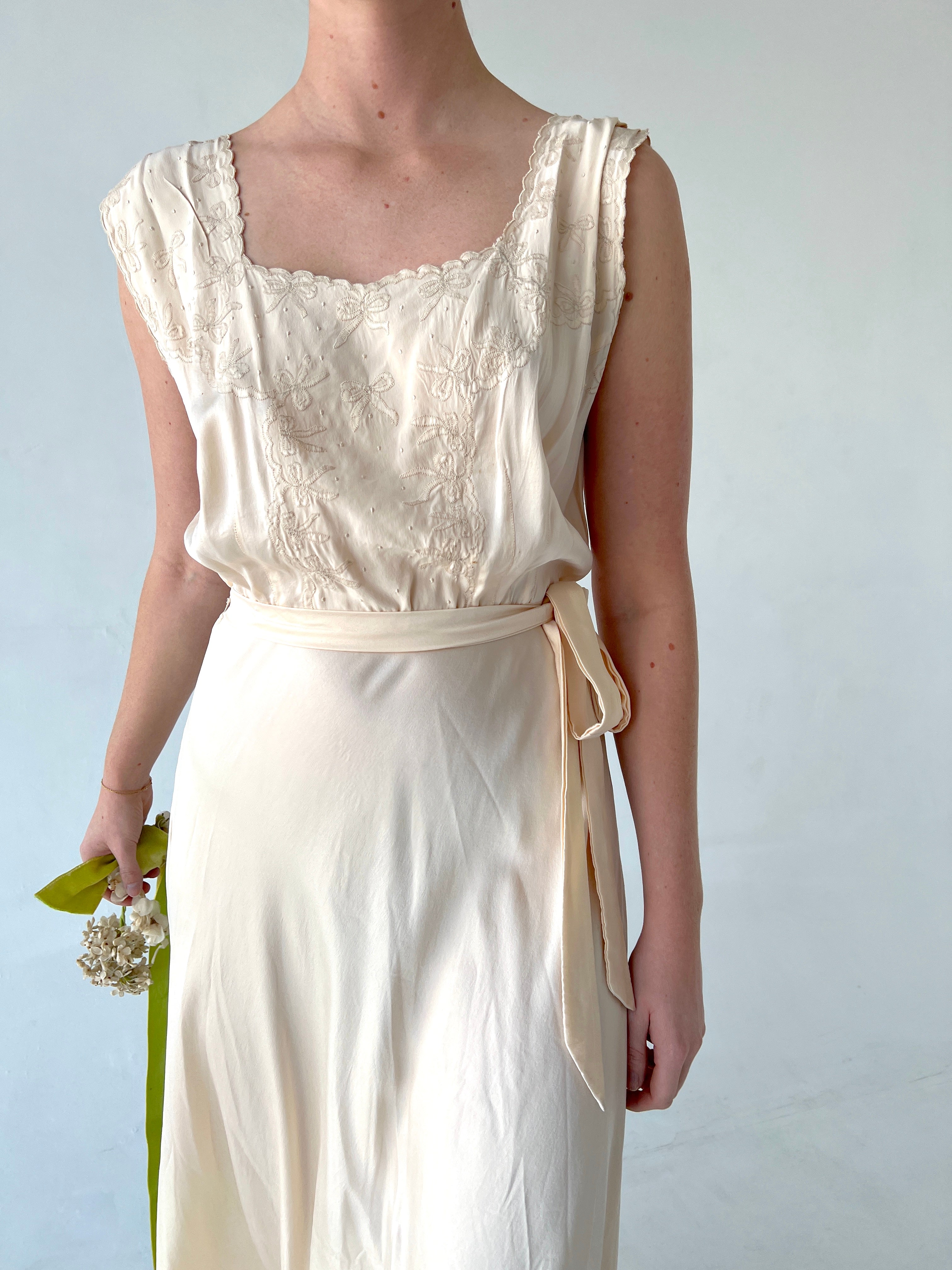 1930's Cream Silk Dress with Bow Embroidery – Eveliina Vintage