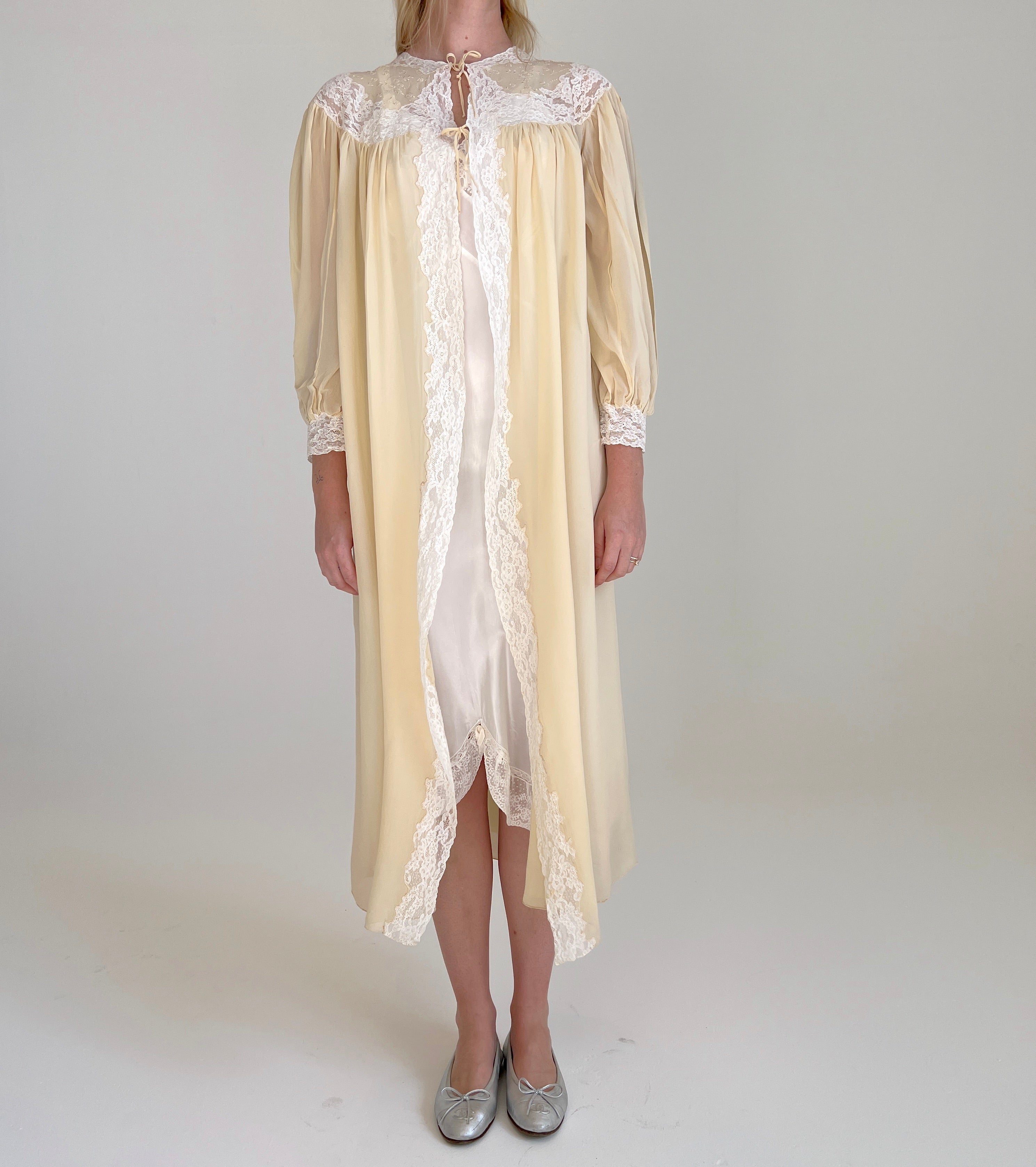 1930's Buttercream Silk Chiffon Hand Embroidered Robe – Eveliina Vintage