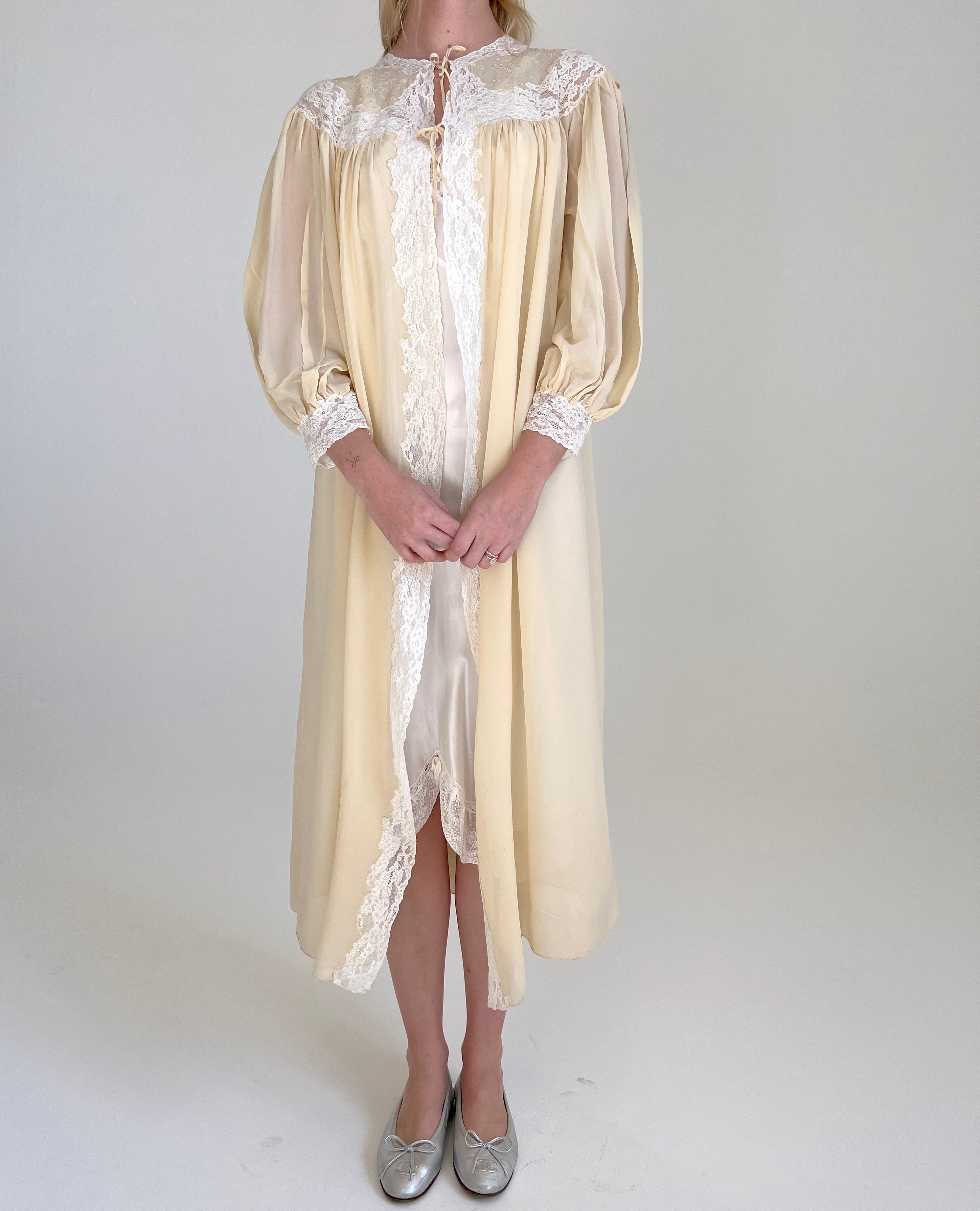 1930's Buttercream Silk Chiffon Hand Embroidered Robe – Eveliina Vintage