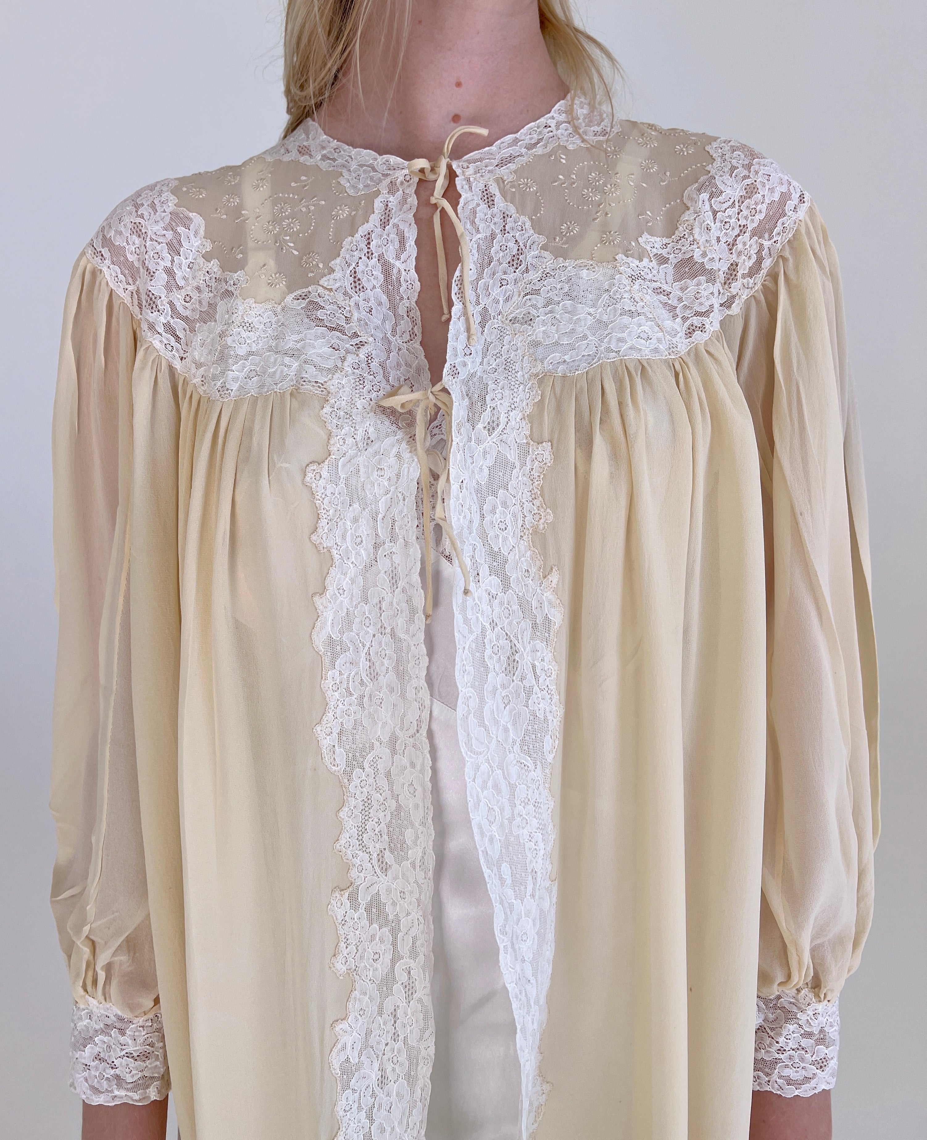 1930's Buttercream Silk Chiffon Hand Embroidered Robe – Eveliina Vintage