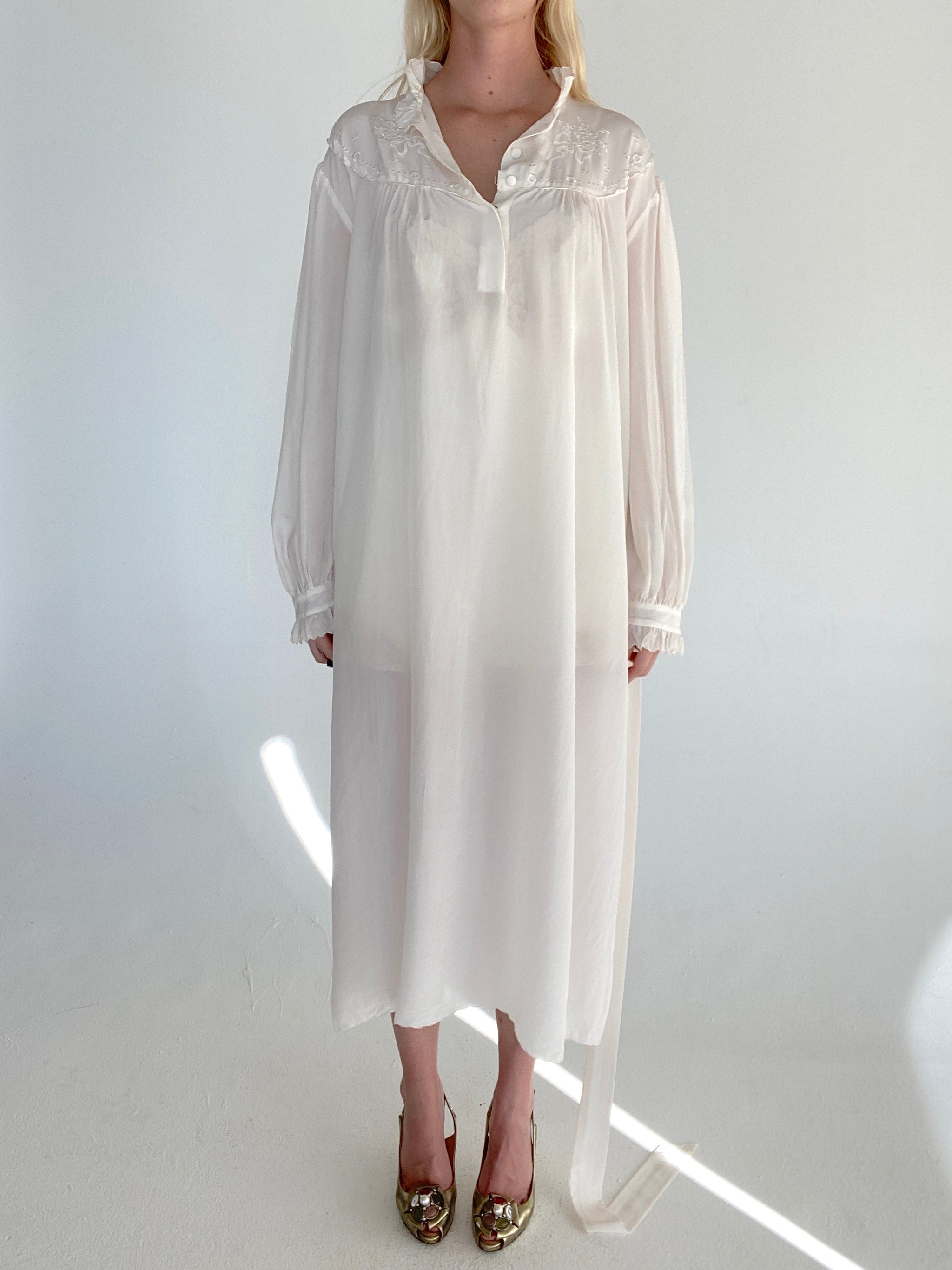 1940's White Long Sleeve Silk Dress with Bouquet and Bow Embroidery – Eveliina Vintage