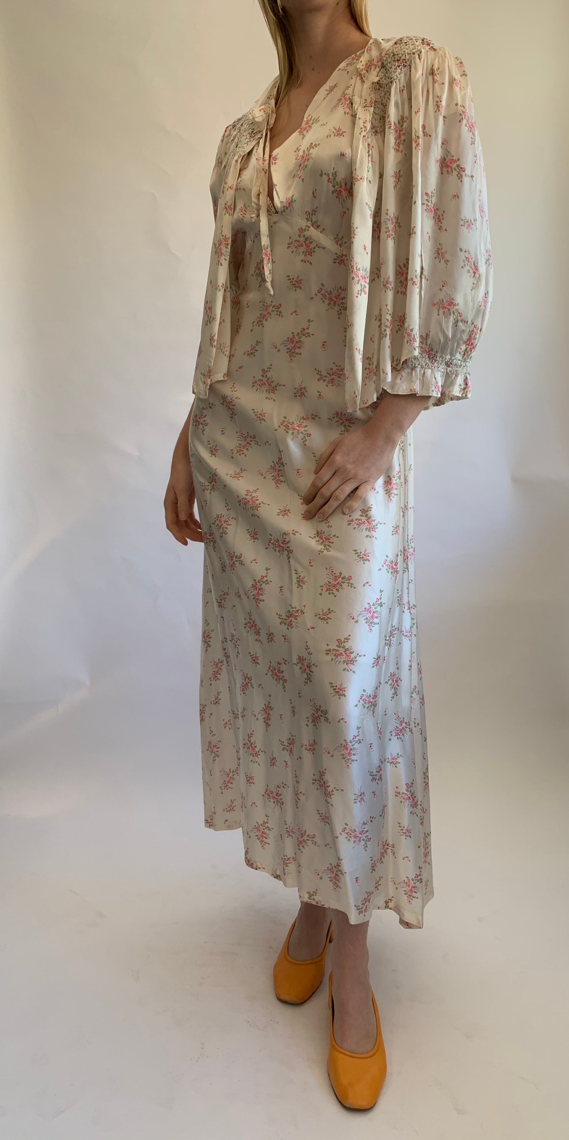 White Floral Print Silk Two Piece Set Eveliina Vintage White Floral Print Silk Two Piece Set Eveliina Vintage