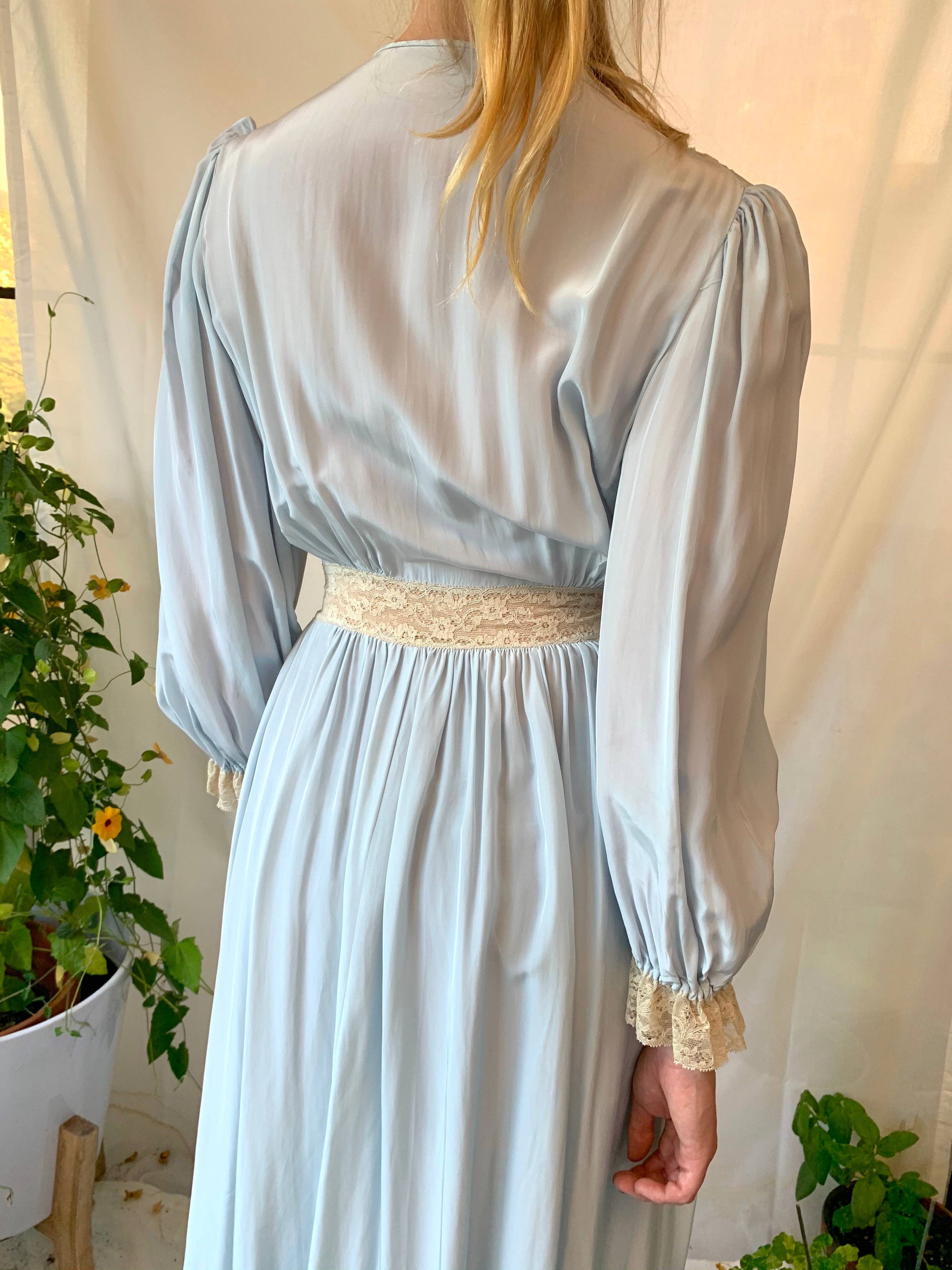 1940's Baby Blue Silk Robe with Cream Lace – Eveliina Vintage