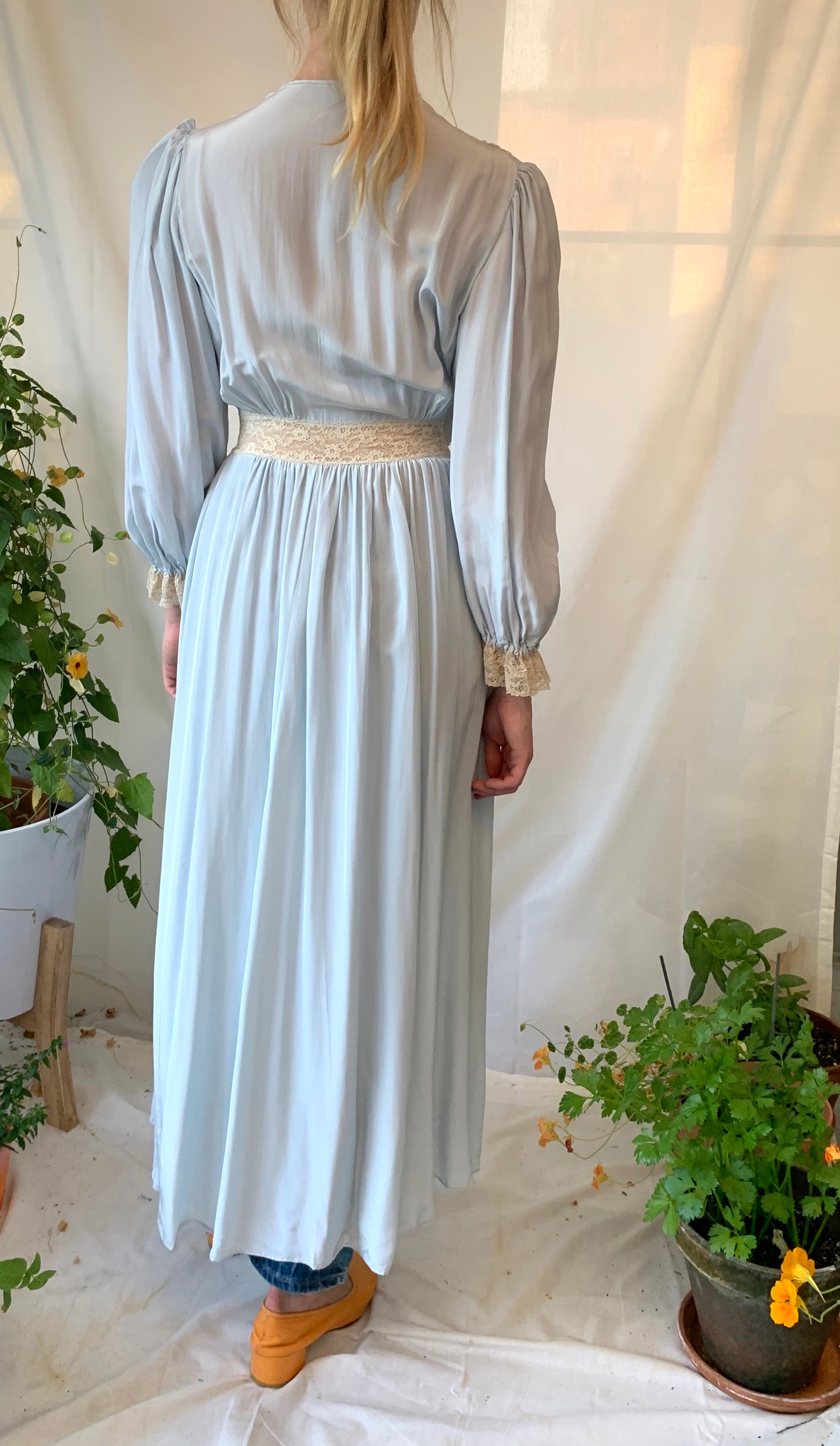1940's Baby Blue Silk Robe with Cream Lace – Eveliina Vintage