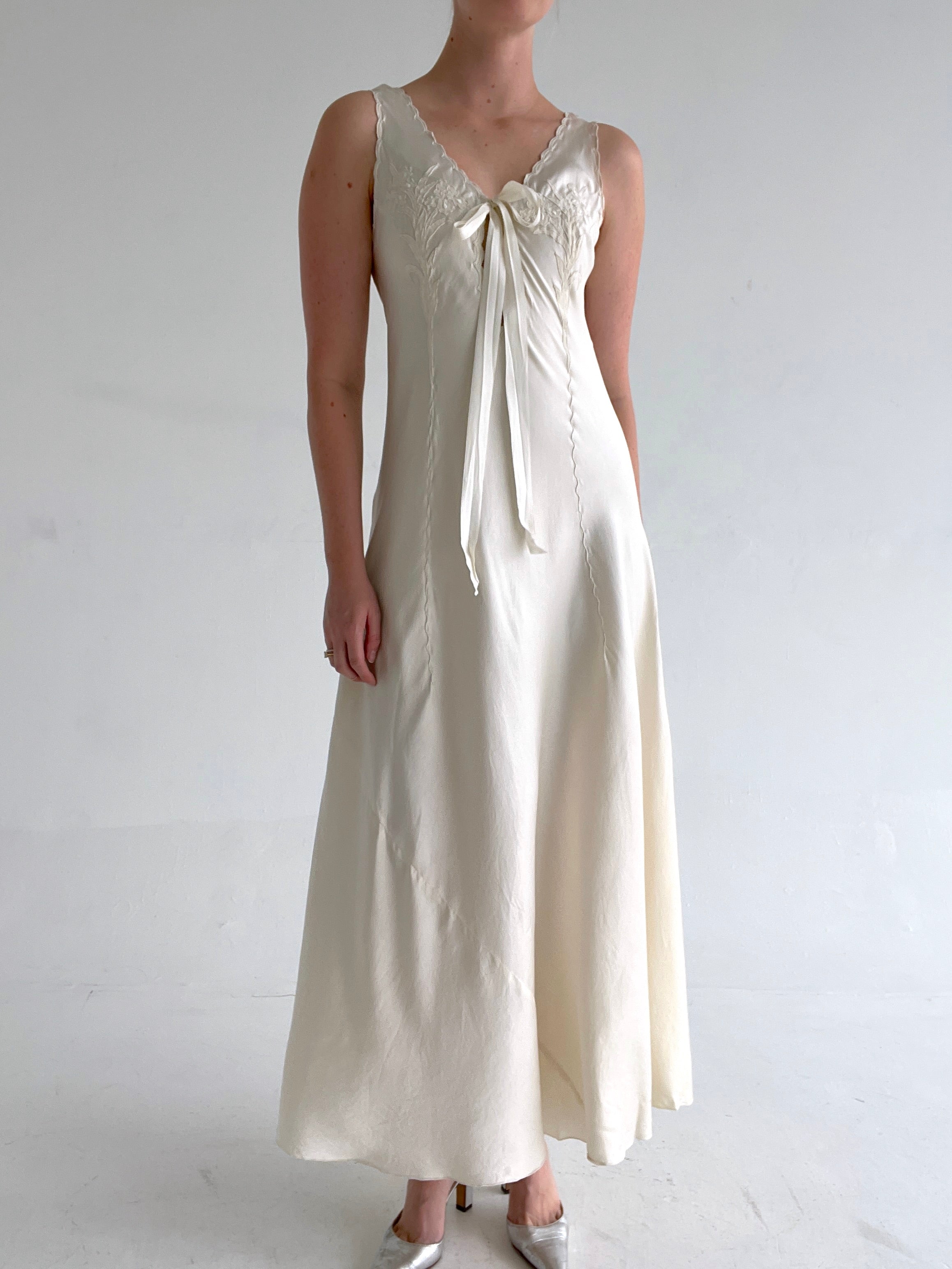 1930's Off White Silk Dress With Trumpet Flower Embroidery – Eveliina