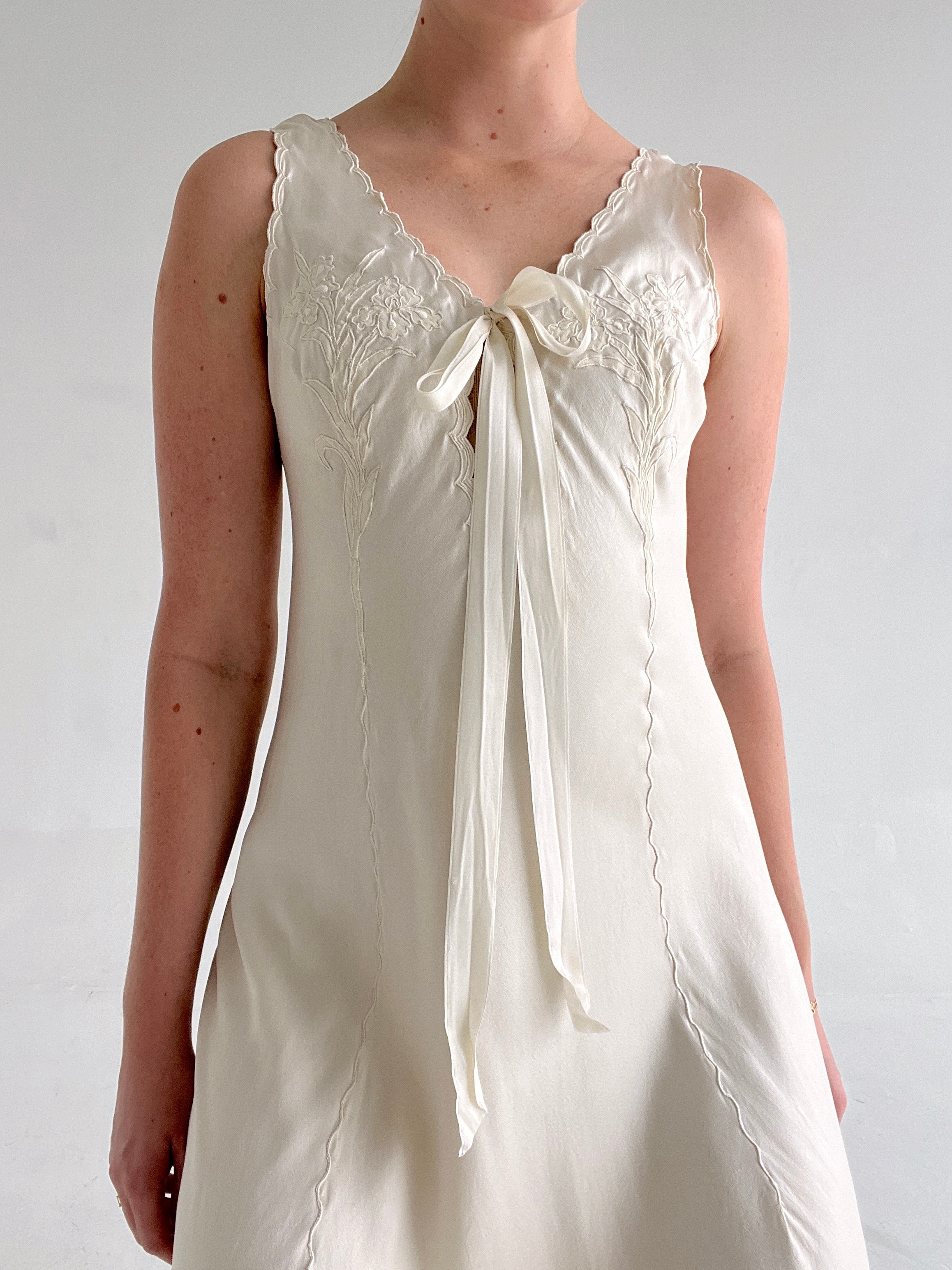 1930's Off White Silk Dress With Trumpet Flower Embroidery