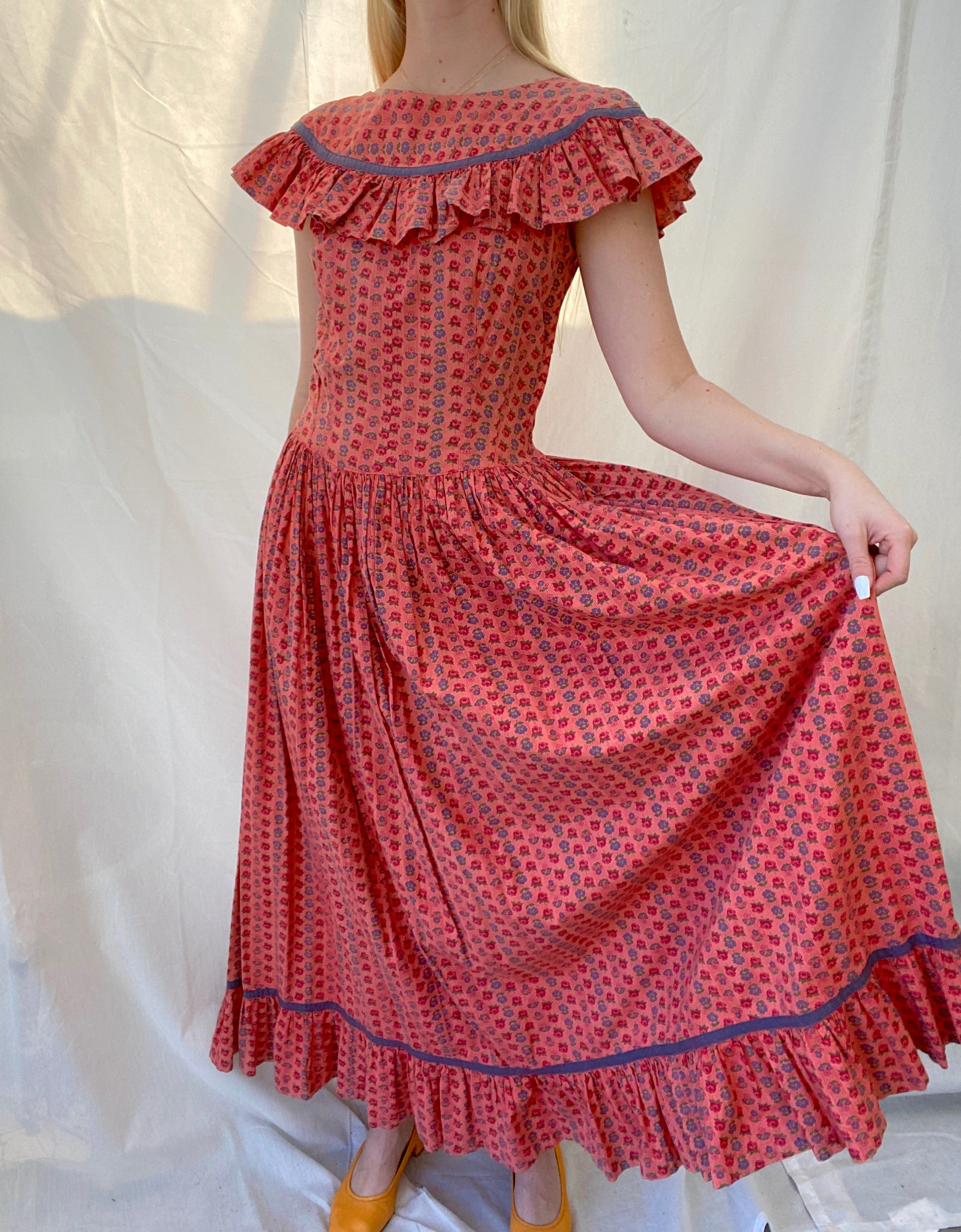 1940's Red and Blue Floral Cotton Prairie Dress – Eveliina Vintage 1940's Red and Blue Floral Cotton Prairie Dress – Eveliina Vintage