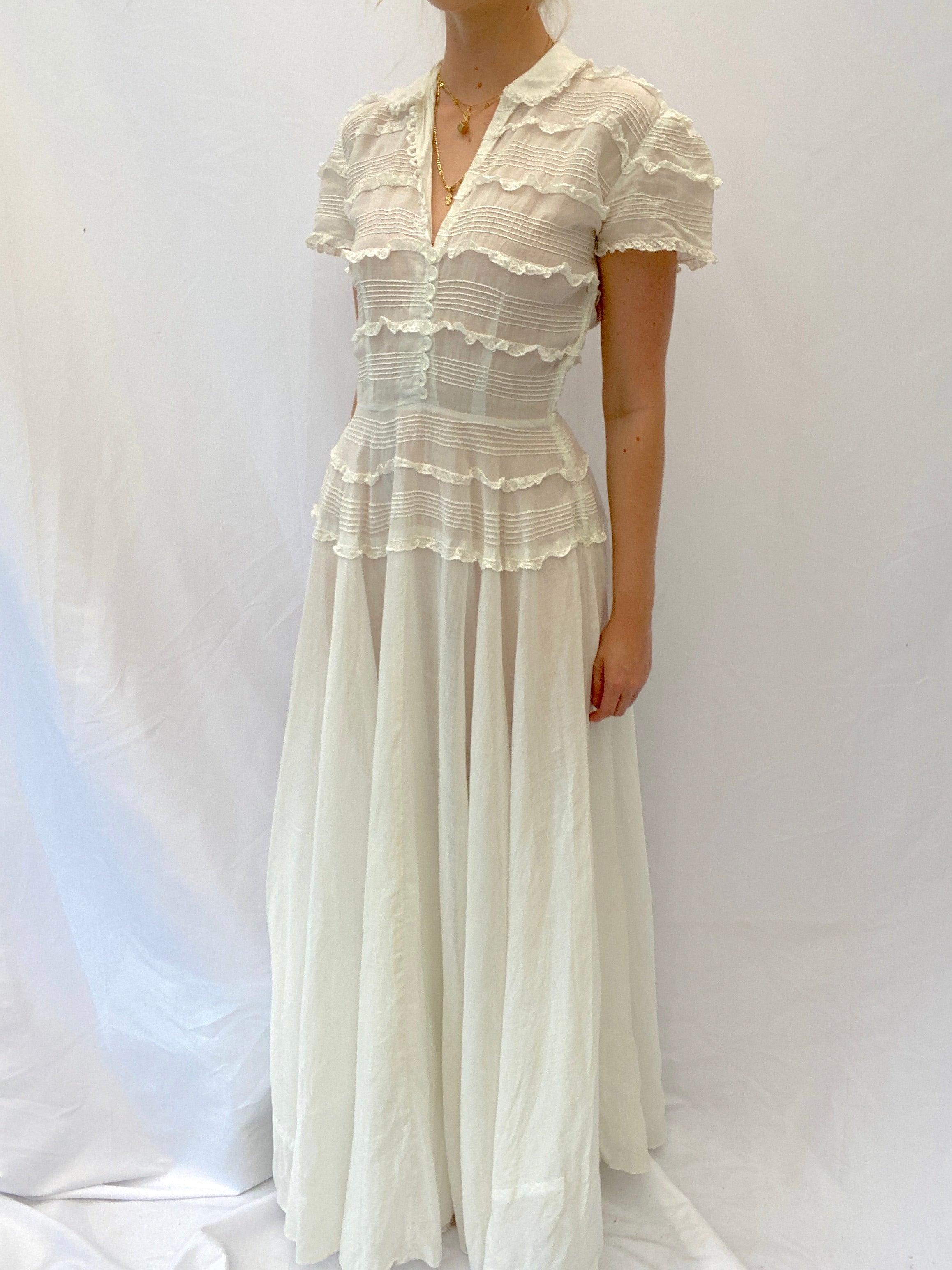 1940's White Cotton Dress with Lace Ruffles and Cap Sleeve – Eveliina Vintage