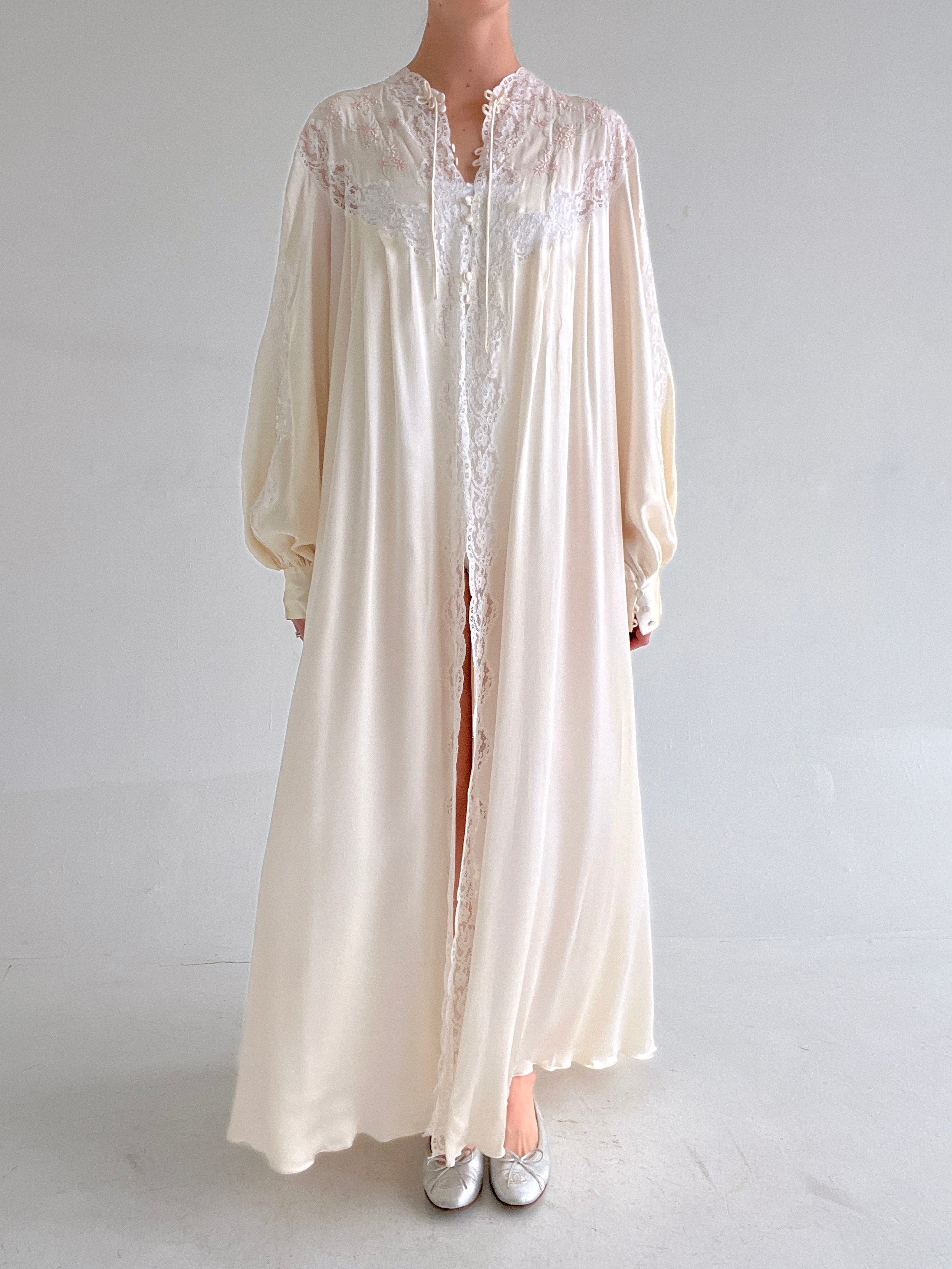 1950's White Silk Robe With Floral Embroidery