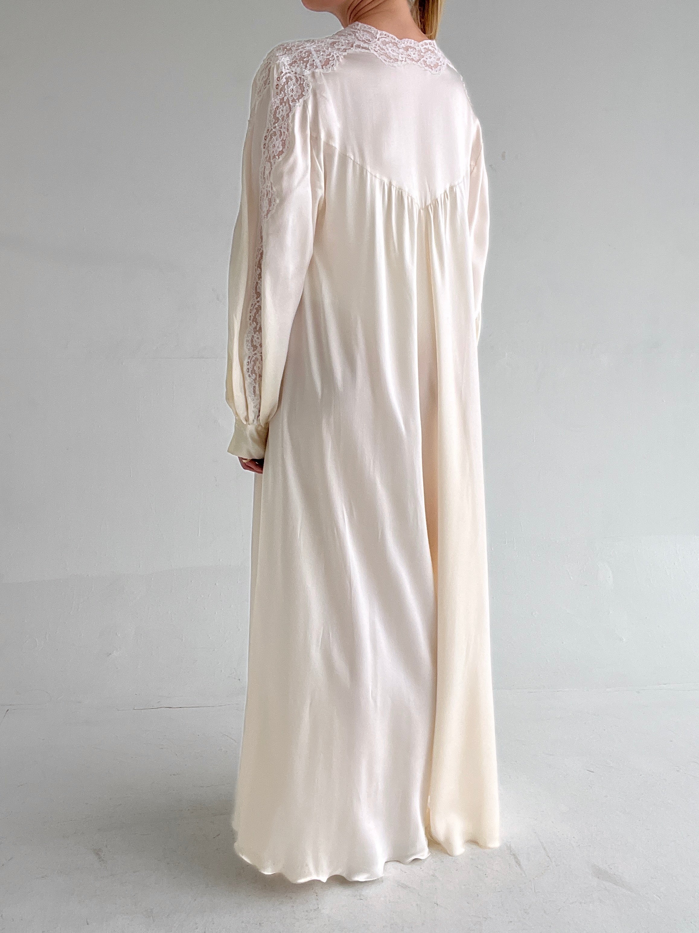 Retro White Robe 1950's White Silk Robe With Floral Embroidery – Eveliina Vintage