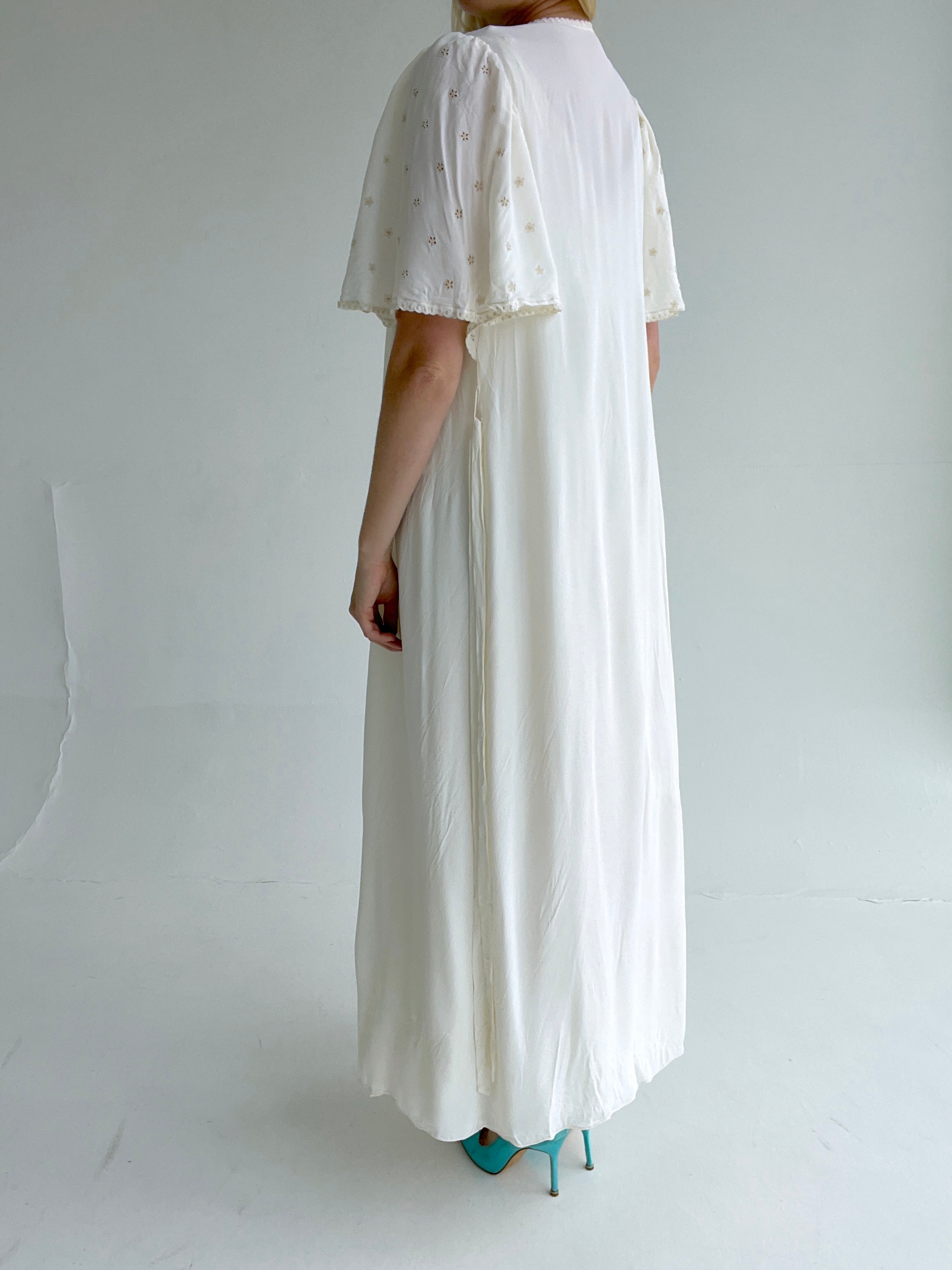 Retro White Robe 1970's White Slip and Robe Silk Set with Floral Eyelet – Eveliina Vintage